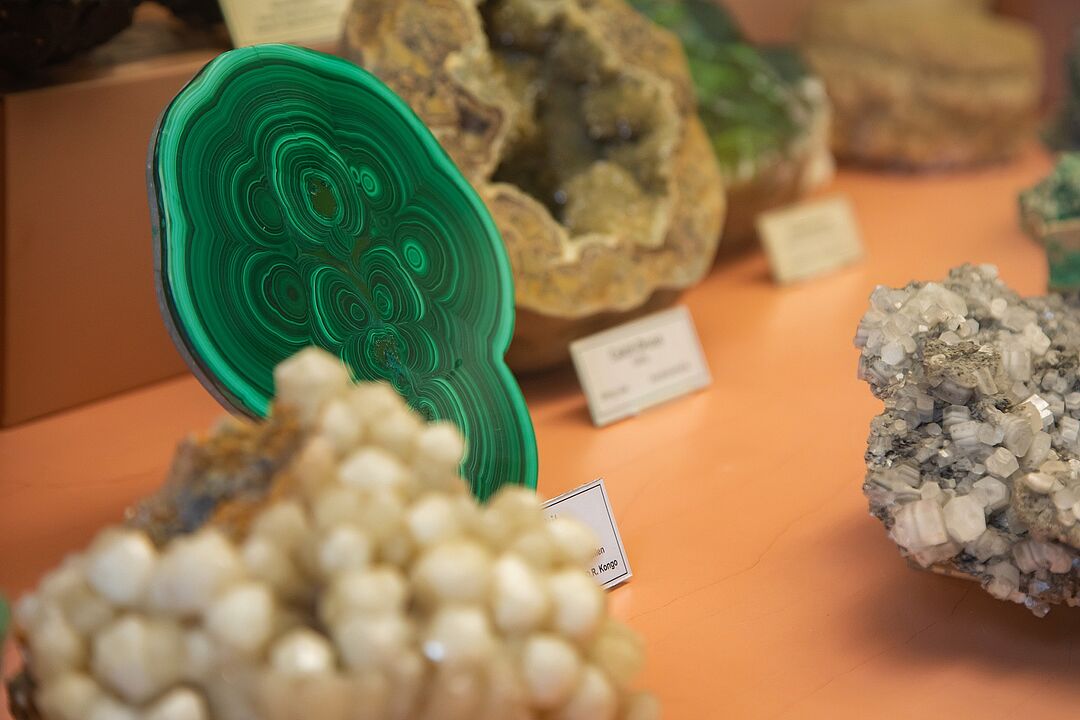 Malachit-Scheibe in den Mineralogischen Sammlungen der TU Berlin