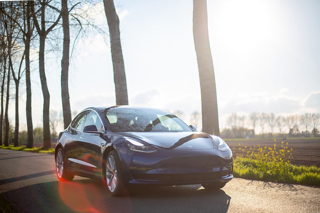 Ein Tesla-Auto Model 3 auf einer Landstraße
