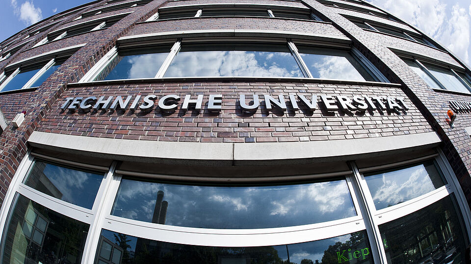 Schriftzug der TU Berlin am Eingang der Universitätsbibliothek