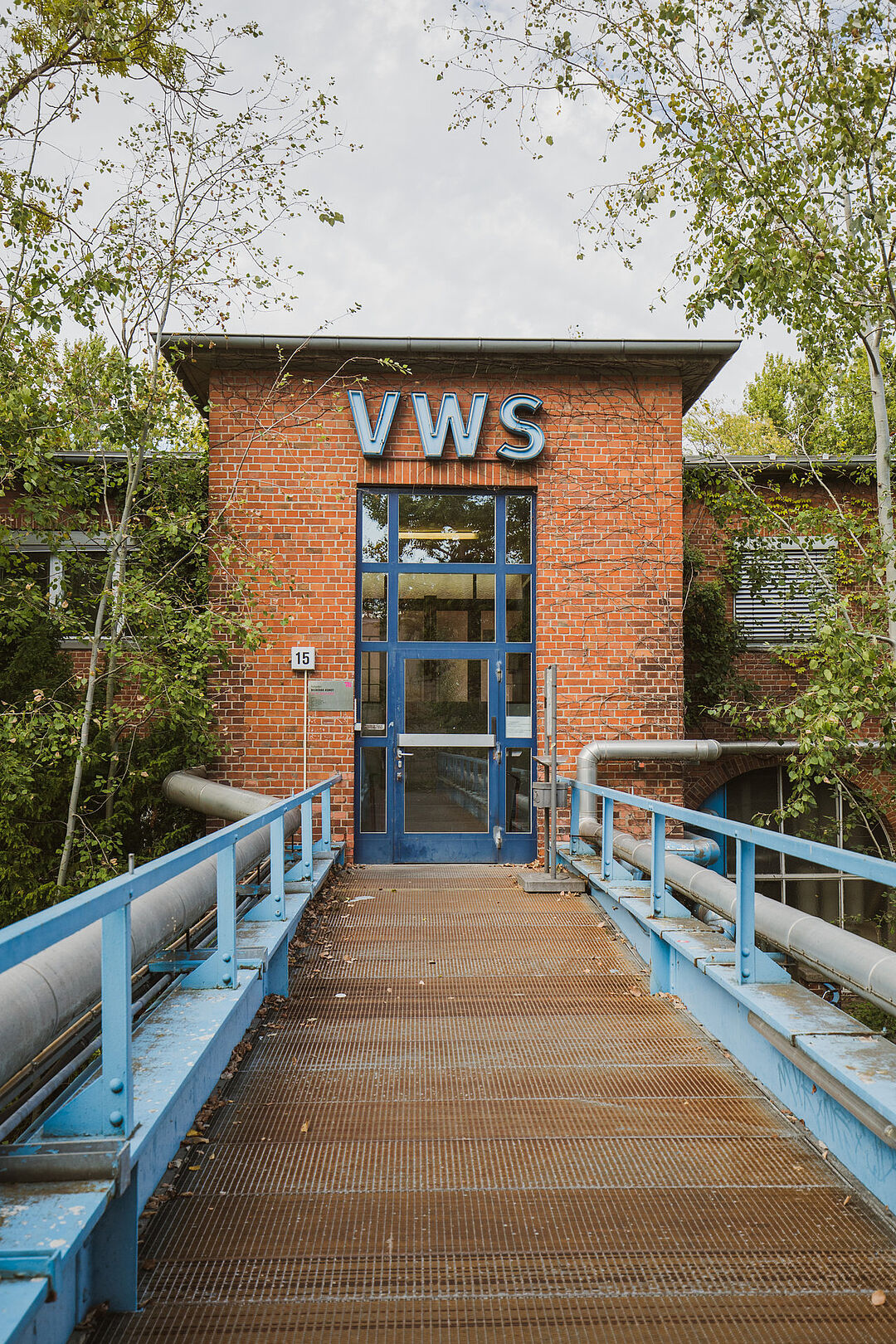 Blick auf den Gebäudeeingang der Versuchsanstalt für Wasserbau und Schiffbau der Technischen Universität Berlin