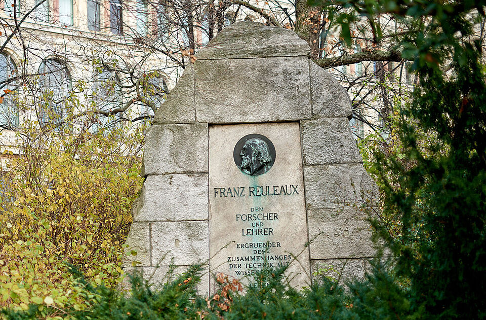 Gedenkstein mit Franz Reuleaux Medaille