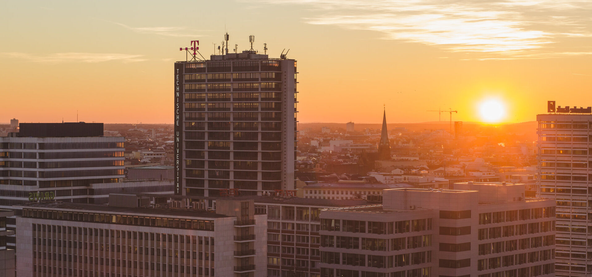 Vogelperspektive über den Campus Charlottenburg mit Blick auf das TEL-Gebäude bei Sonnenuntergang