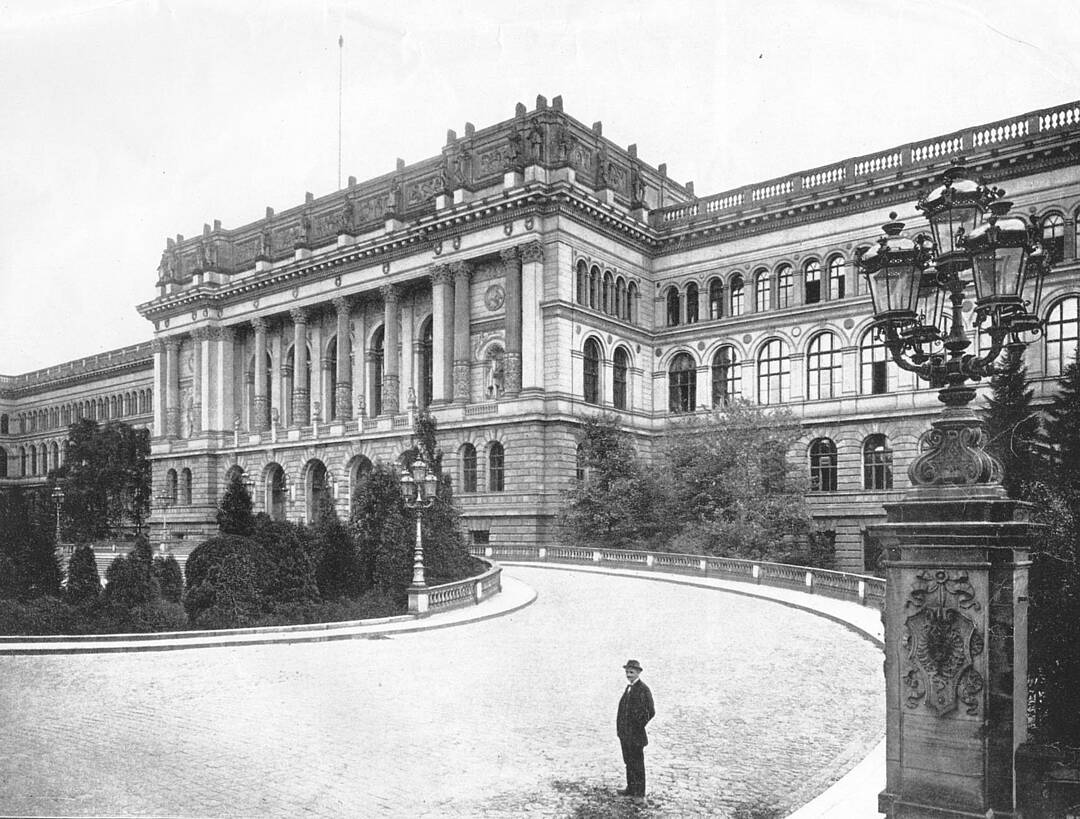 Die alte Nordfront des TU-Hauptgebäudes, die im Zweiten Weltkrieg schwer beschädigt und in den 1960er Jahren durch eine moderne Fassade ersetzt wurde