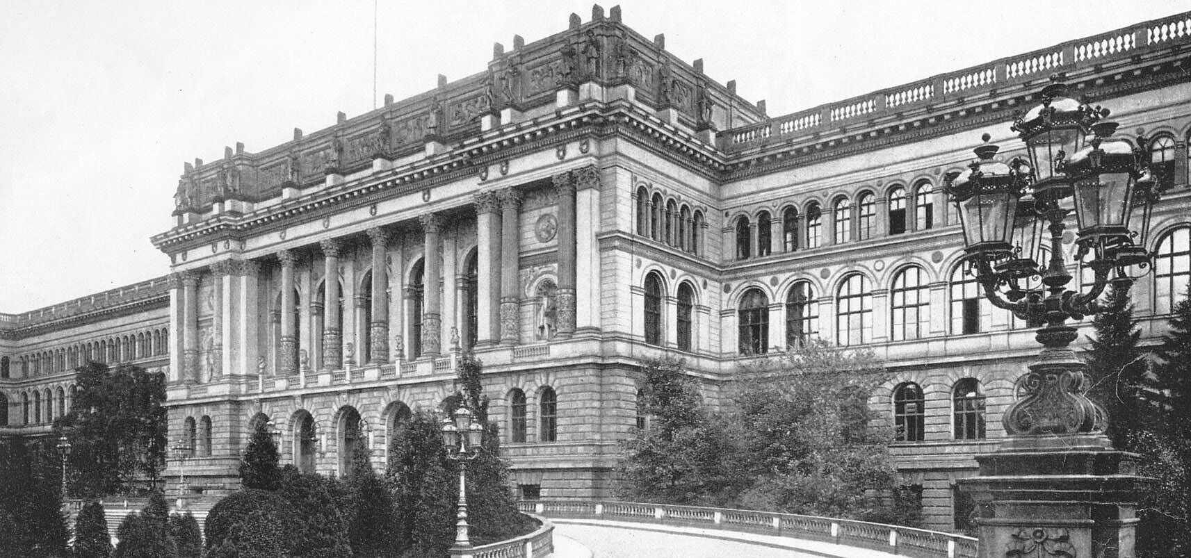 Die alte Nordfront des TU-Hauptgebäudes, die im Zweiten Weltkrieg schwer beschädigt und in den 1960er Jahren durch eine moderne Fassade ersetzt wurde