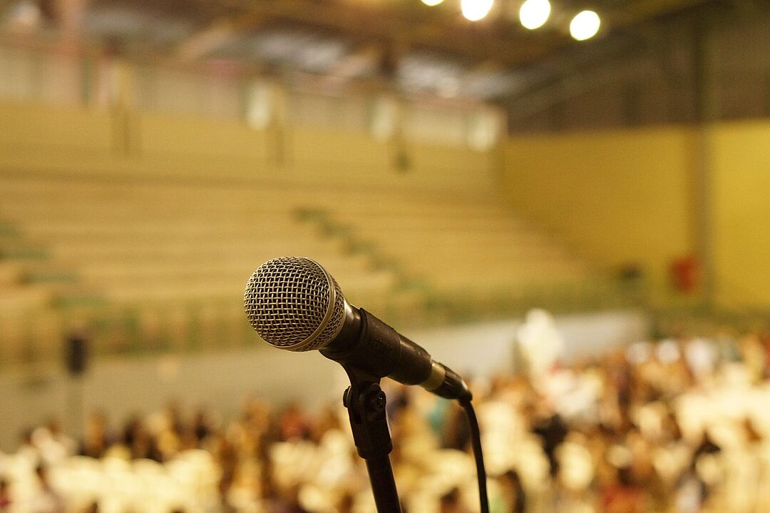 Mikrofon in einem großen Veranstaltungsraum