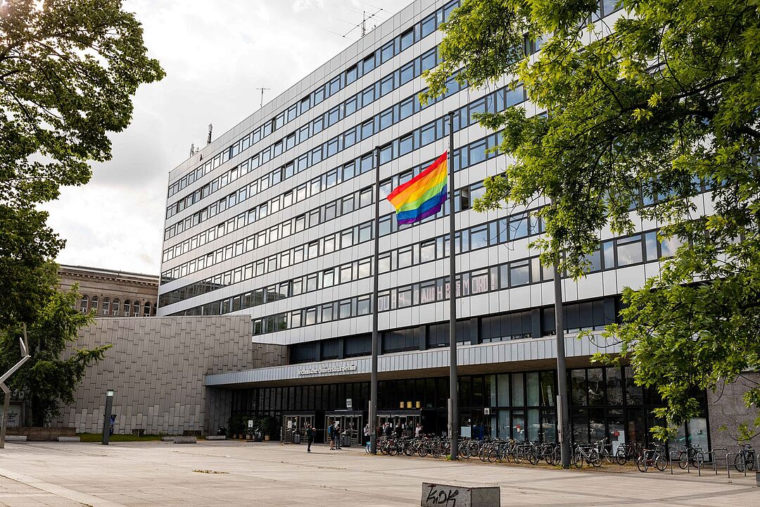 Platz vor dem Hauptgebäude der Technischen Universität Berlin mit gehisster Regenbogenfahne