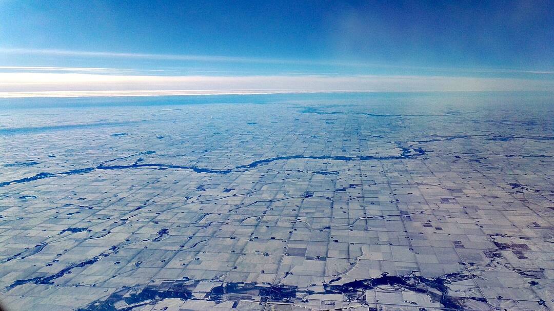 Blick aus dem Flugzeug auf den Corn Belt (Maisgürtel) im Winter.