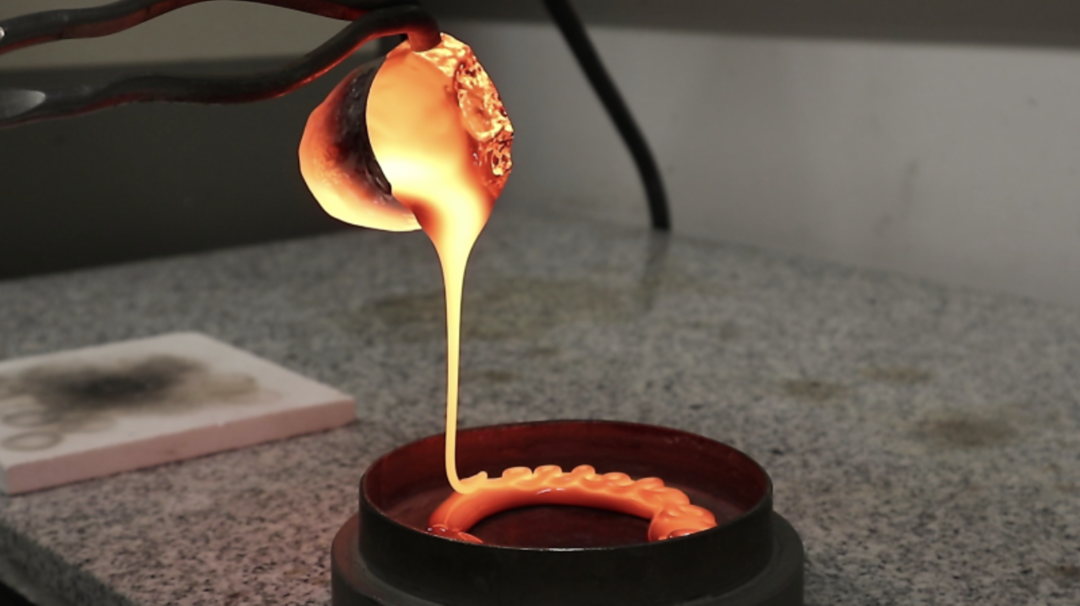Abbildung 2: Gießexperiment mit geschmolzenem Mondregolith (1300 °C) auf eine Stahlplatte an der LMU München. Bild von: Simon Stapperfend, TU Berlin