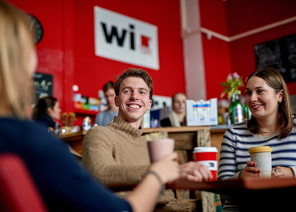 Studierende im WiWi-Café