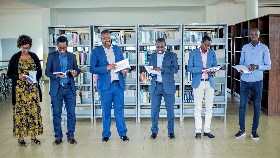 Foto der Übergabe von Lehrbüchern in Rwanda