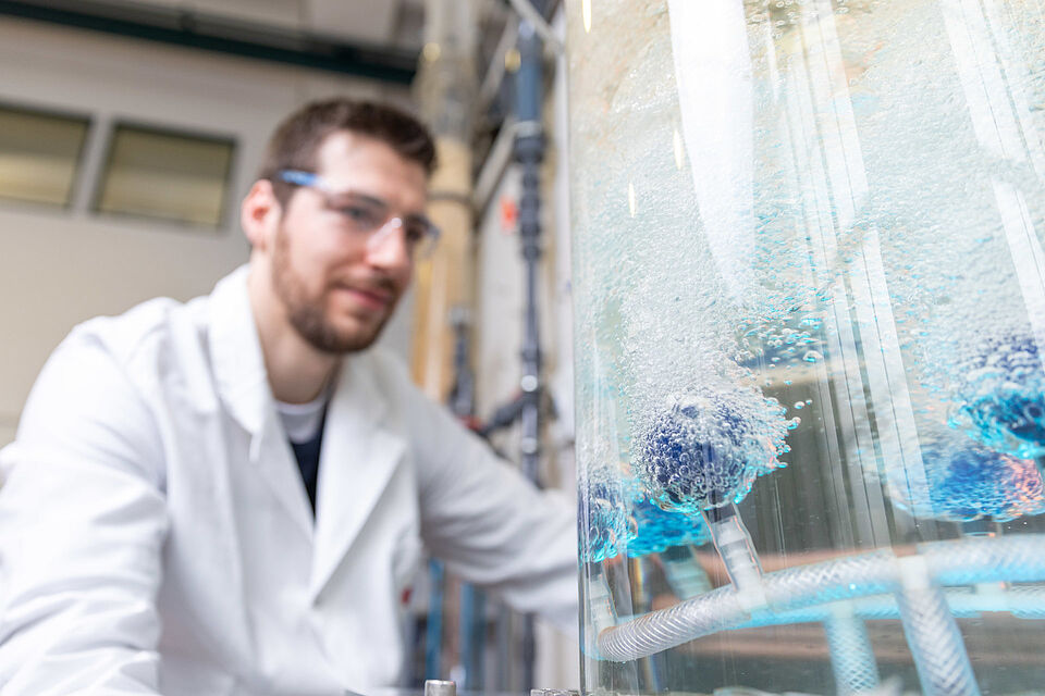 Ein Wissenschaftler im Labor des Fachgebietes Verfahrenstechnik bei einem Experiment mit einer Flüssigkeit