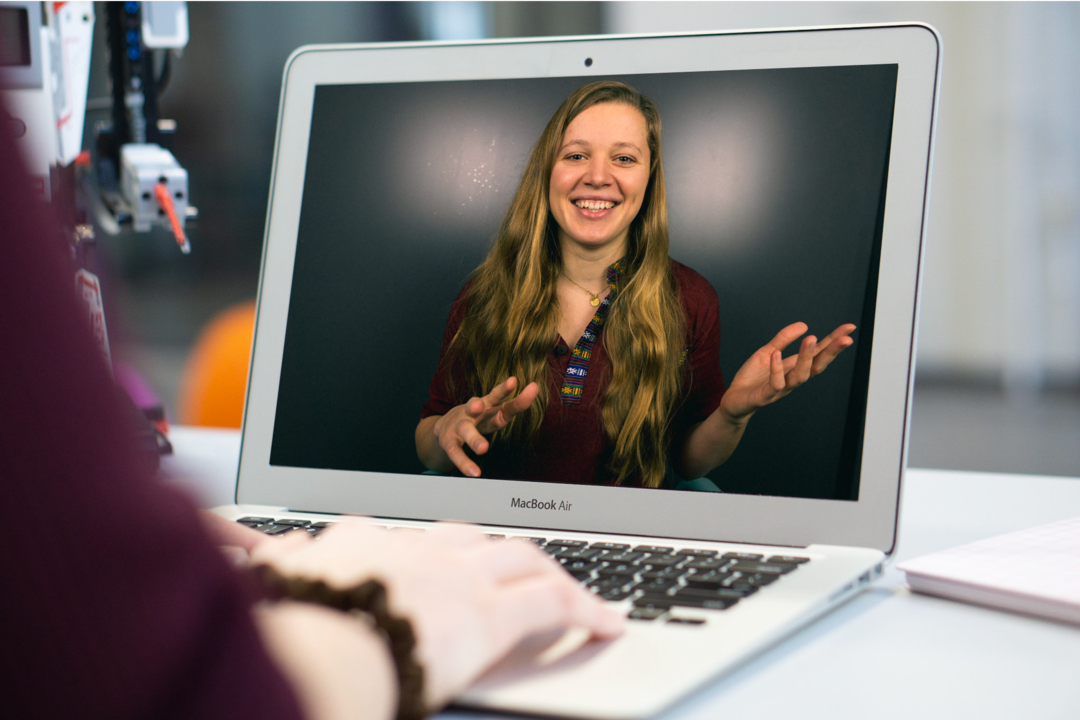 [Translate to English:] TU-Start-up codary: Amanda Maiwald ist in einer Video-Konferenz auf einem Laptop-Bildschirm zu sehen.