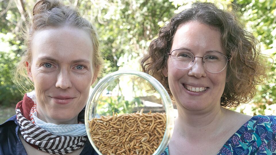 Nina Langen (links) und Birgit Rumpold empfehlen Mehlwürmer als Tierfutter.