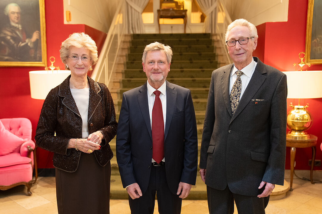 Preisverleihung 2024: Prof. Dr. Klaus-Robert Müller (Mitte) gemeinsam mit den Gründern der Hector Stiftung, Josephine Hector und Dr. h. c. Hans-Werner Hector.