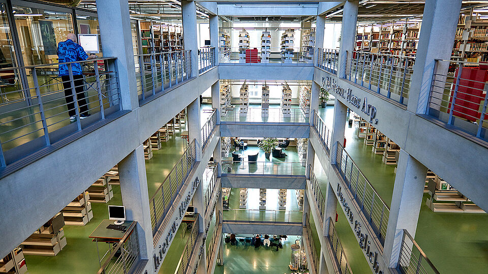 Blick auf die Gänge der Volkswagenbibliothek.