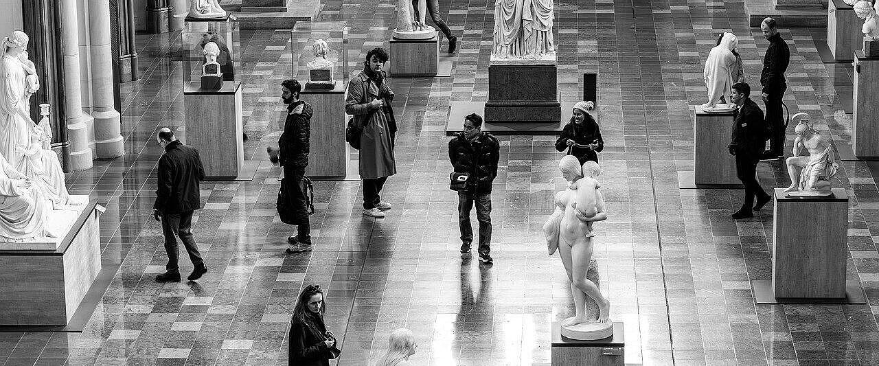 Besucher*innen im Museum
