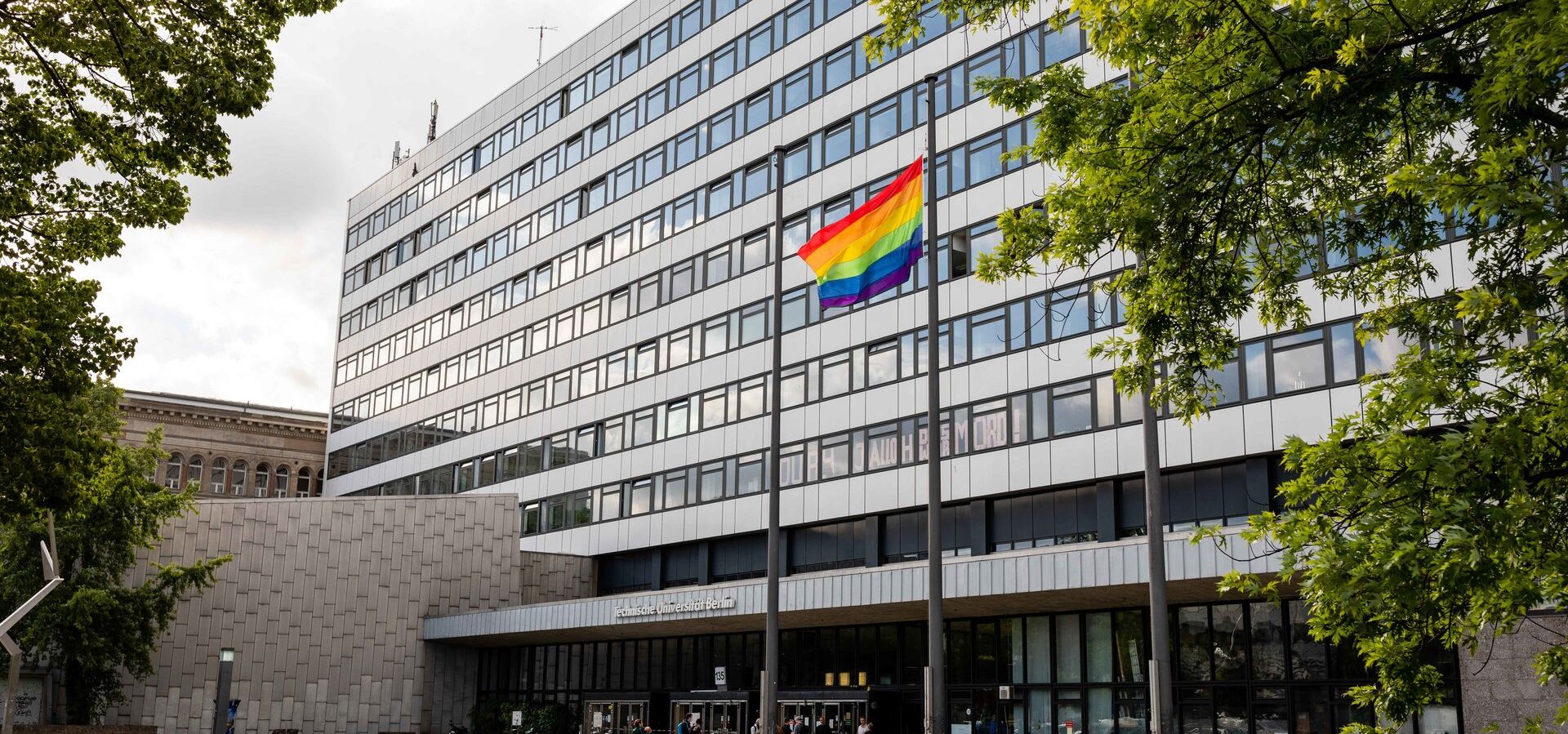 Platz vor dem Hauptgebäude der Technischen Universität Berlin mit gehisster Regenbogenfahne