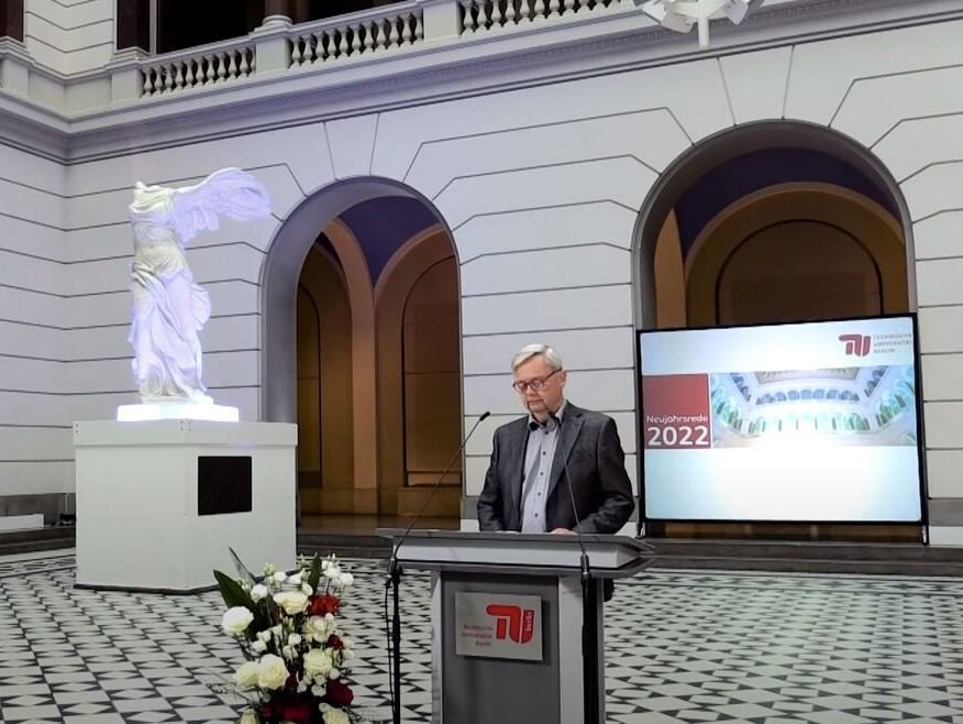 Prof. Dr. Christian Thomsen im Lichthof am Rednerpult