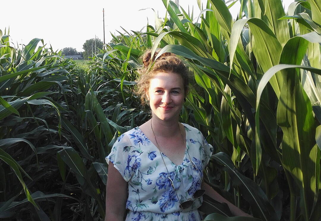 	Die Historikerin Elena Kunadt während ihrer Recherchen in einem Maisfeld im US-Bundesstaat Iowa.