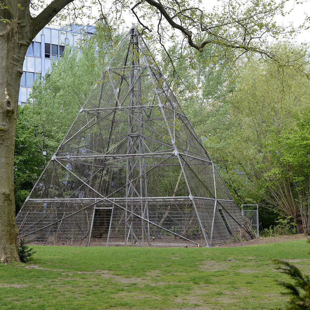 Kunstwerk auf dem Campus der Technischen Universität Berlin: Pyramide
