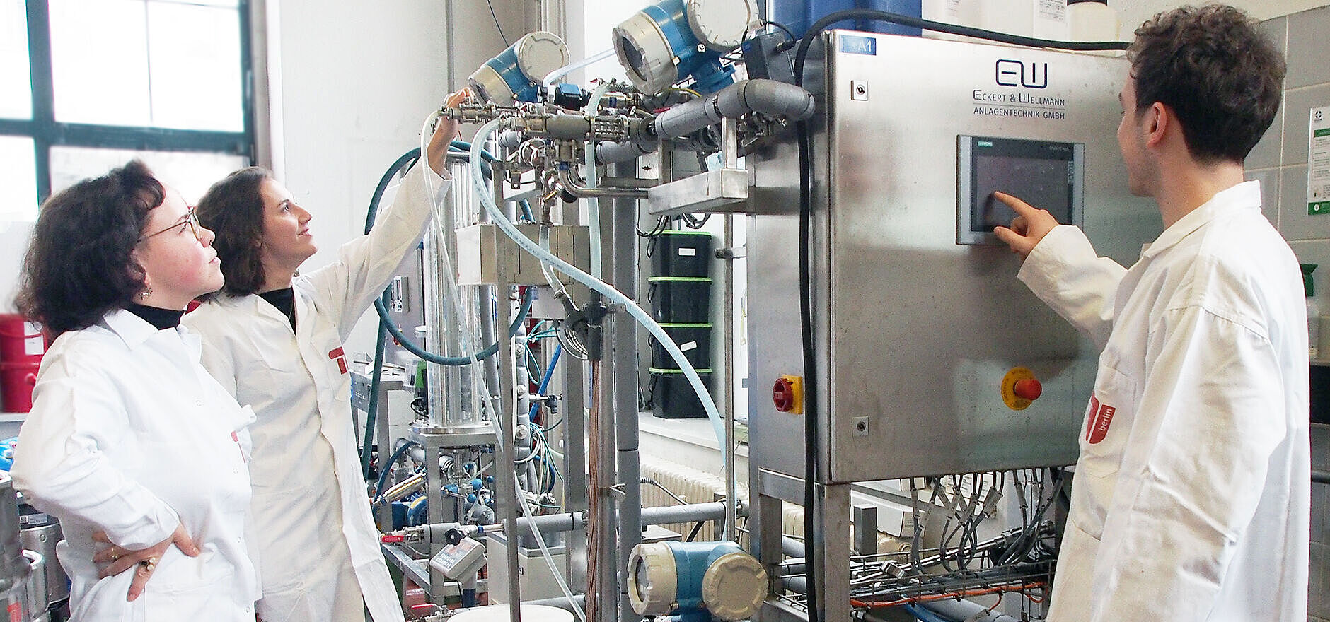 Studierende im Labor des Studiengangs Brauerei- und Getränketechnologie an der Technischen Universität Berlin