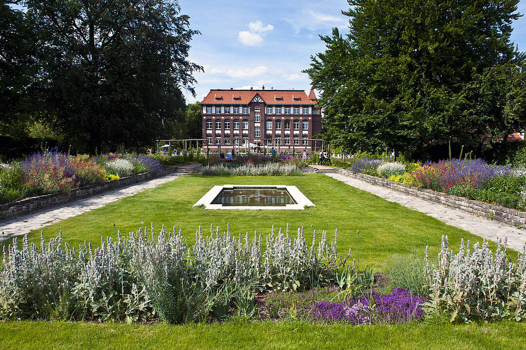 Garten mit Gebäude auf dem Campus in Berlin Dahlem