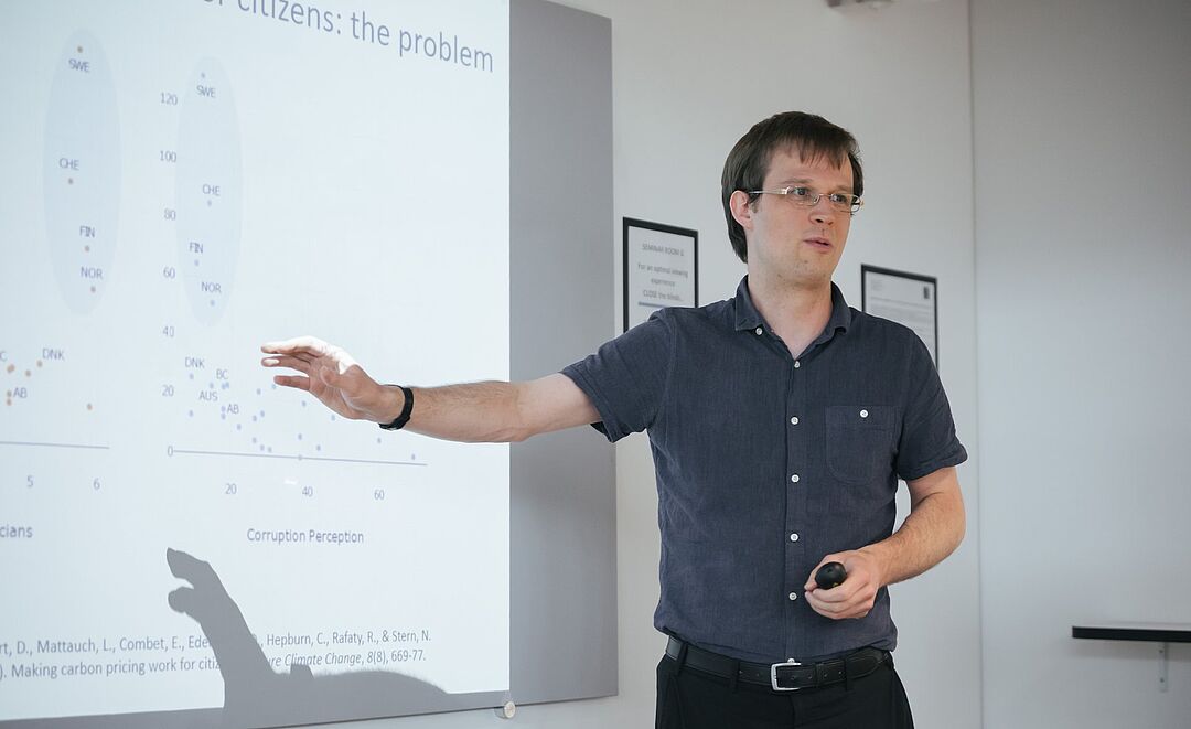 Prof. Dr. Linus Mattauch während einer Präsentation