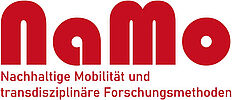 Logo mit der Schrift "NaMo" in einer runden, roten Schrift. Darunter "Nachhaltige Mobilität und transdisziplinäre Forschungsmethoden" über zwei Zeilen.