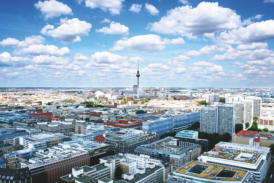 Blick über Berlin mit Fernsehturm im Hintergrund