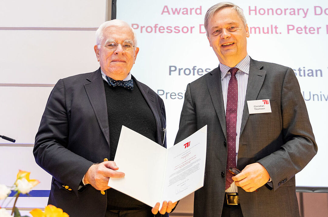 Verleihung der Ehrendoktorwürde an Prof. Dr. h. c. mult. Peter D. Eisenman, PhD durch Prof. Dr. Christian Thomsen, Präsident der TU Berlin (2014-2022)