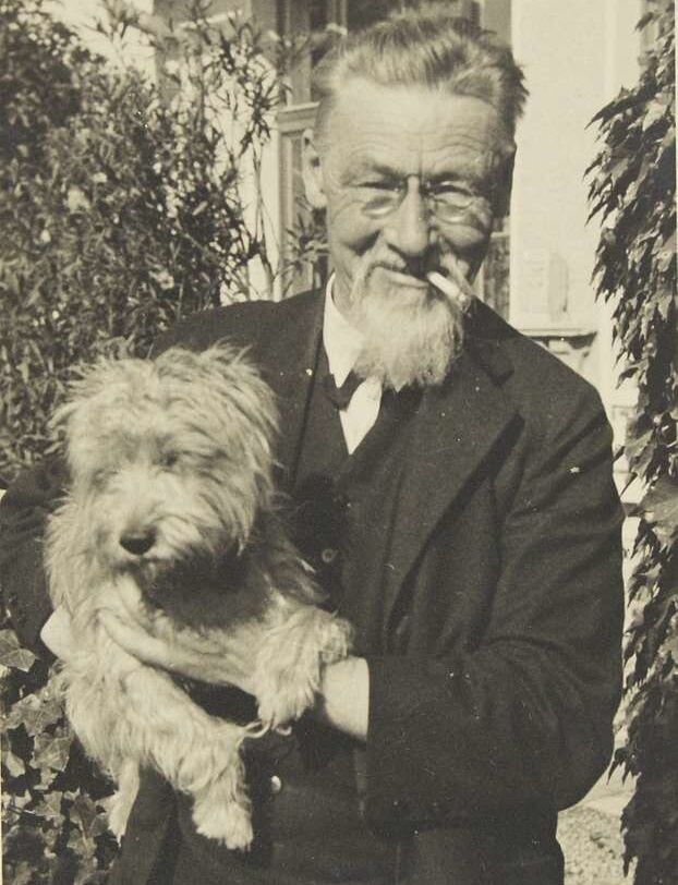 Jože Plečnik und sein Hund Sivko (auf dem Arm)