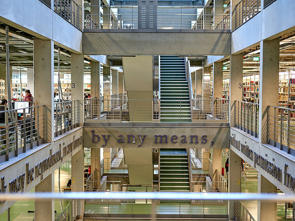 Blick über die Etagen der Bibliothek