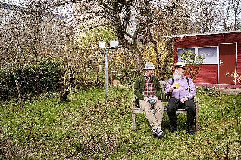 Oliver Rudzick und Artur Gantzckow in ihrem Kleingarten vor der MESSI-Wetterstation.
