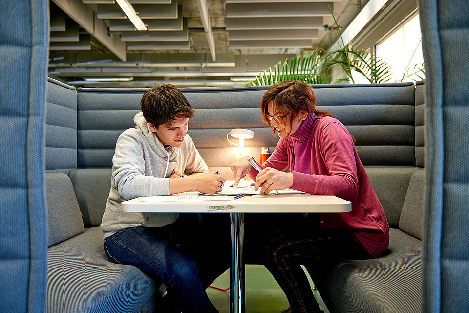 Studierende in der zentralen Universitätsbibliothek der Technischen Universität Berlin bei der Arbeit