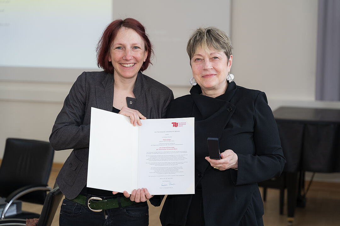 Verleihung der Goldenen Ehrennadel der TU Berlin: Präsidentin Prof. Dr. Geraldine Rauch (l.) und Petra Jordan