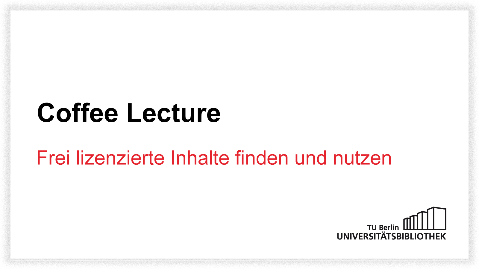 Die Grafik zeigt das Teaserbild zur Videoaufzeichnung der Coffee Lecture "Frei lizensierte Inhalte finden und nutzen." In schwarzer und roter Schrift auf weißem Untergrund stehen der NAme der Veranstaltung. Unten rechts im Bild wird das Logo der Universitätsbibliothek der TU Berlin angezeigt: Universotätsbibliothek TU Berlin in schwarzer Schrift neben perspektivisch verkürzt angeordnete Quader. 