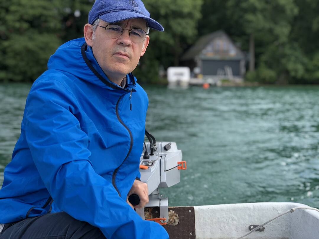 Prof. Dr. Mark Gessner sitzt im Boot