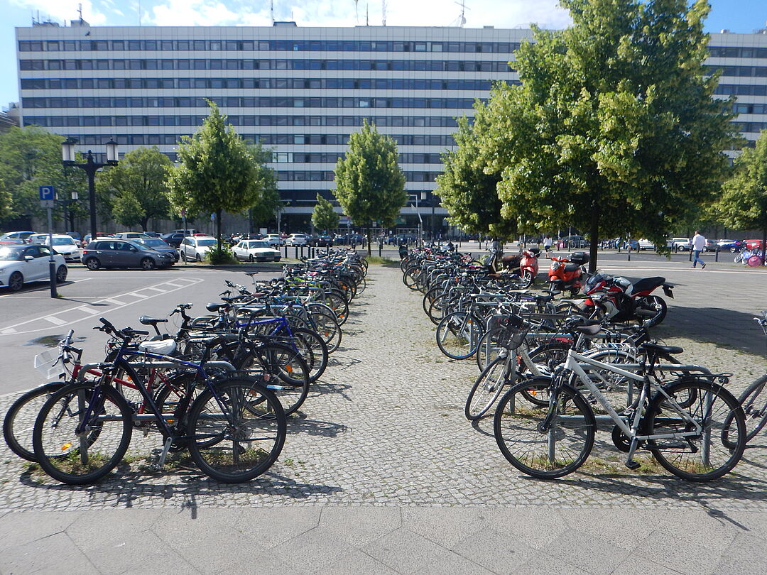 Fahrräder an Kreuzberger Bügeln vor dem Mathematikgebäude