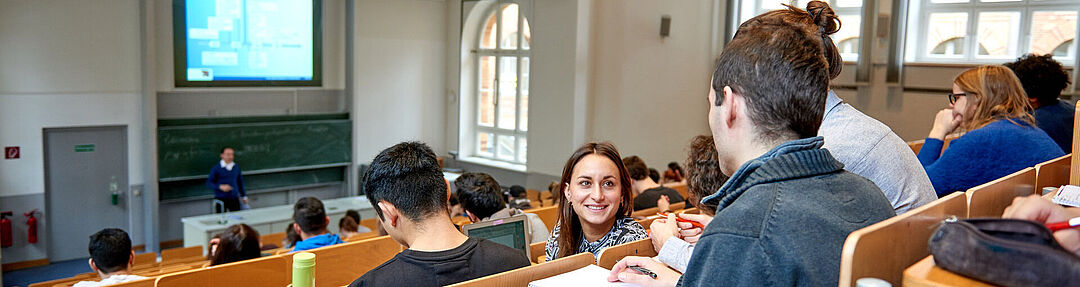 Studierende sitzen in einem Hörsaal der Technischen Universität Berlin