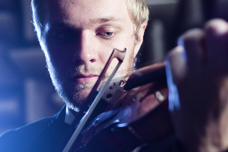 Violine spielender Mann im Labor der TU Berlin