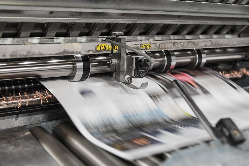Maschine druckt Zeitung
