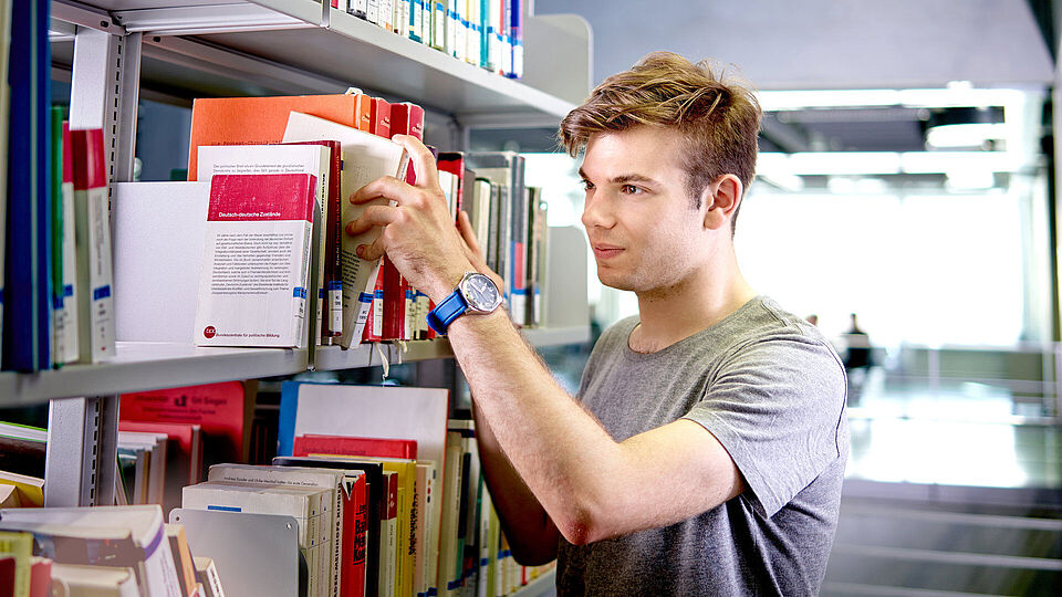 Studierender der Technischen Universität in der Bibliothek