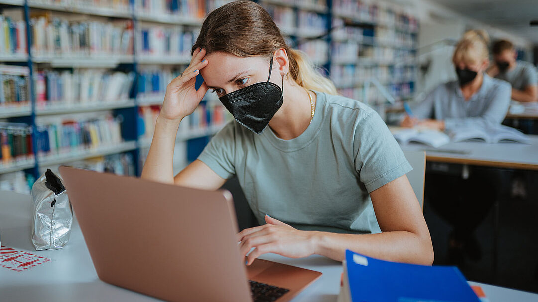 Studentin am Laptop mit FFP2-Maske