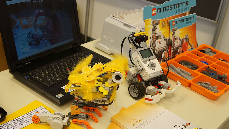 LEGO-Roboter mit Laptop