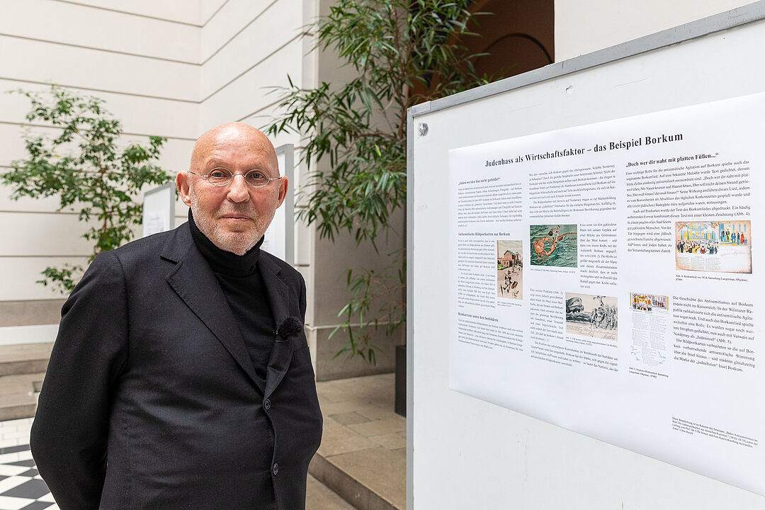 Arthur Langerman bei der Übergabe seiner Sammlung an die TU Berlin im Jahr 2019