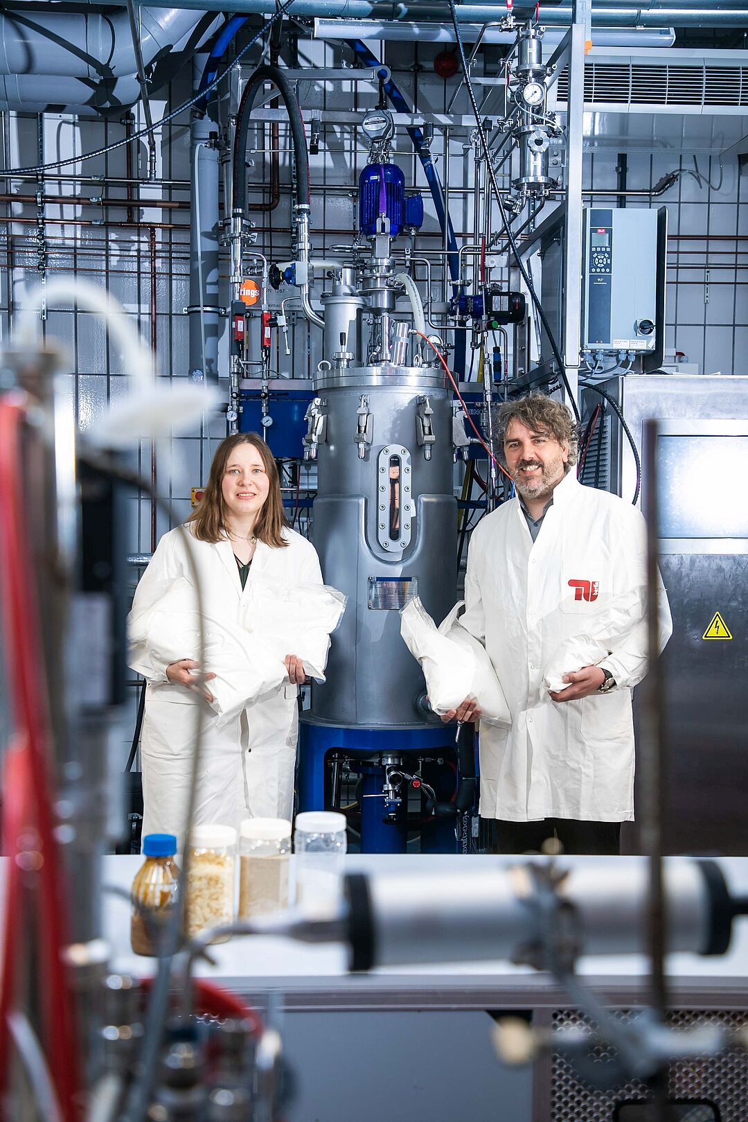Saskia Waldburger und Sebastian L. Riedel mit einem Teil ihrer 35-Kilogramm-PHA-Ausbeute – so viel wie noch nie in den sechs Jahren ihrer Forschung.