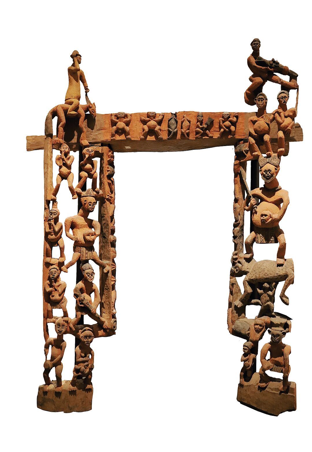 Kriegerische Aktionen seien hinsichtlich des Sammelns oft erfolgreicher als Ankäufe, stellten Offiziere unverblümt fest: Dieser Türrahmen aus Holz und Eisen, entstanden um 1900, ist ein Architekturelement aus Bati bei Bali und seit 1913 im Ethnologischen Museum Berlin.
