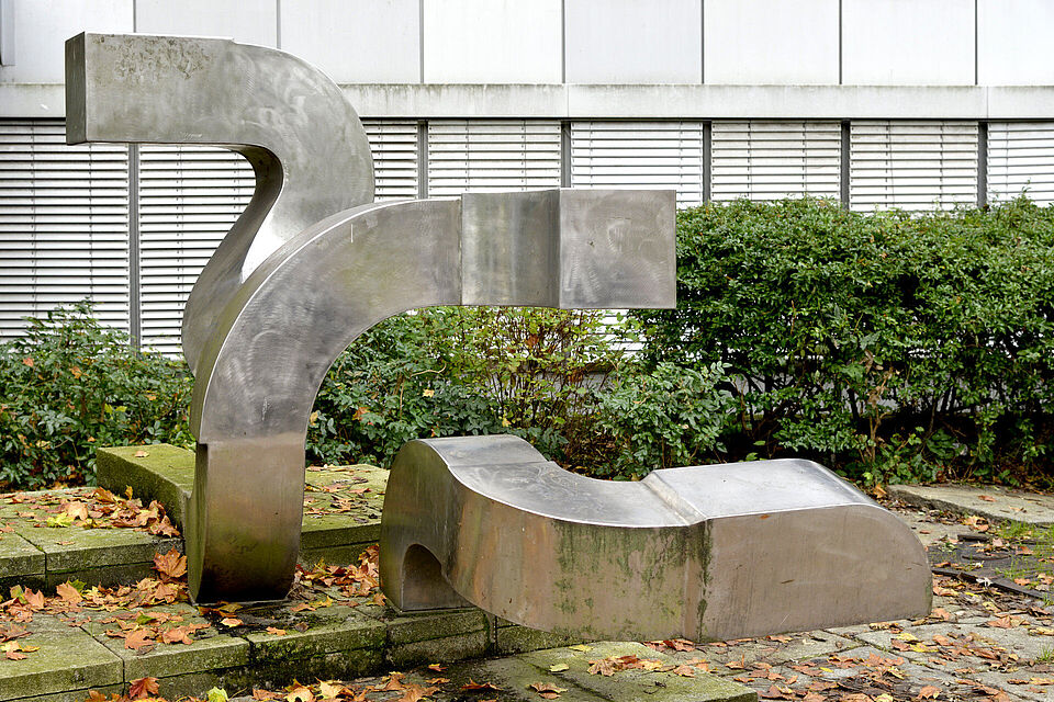 Work of art on the campus of the Technische Universität Berlin: metallic sculpture