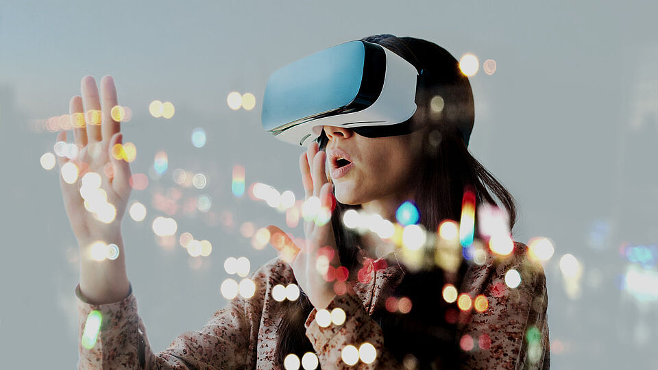 Frau mit Brille der virtuellen Realität. Zukunftstechnologie-Konzept.