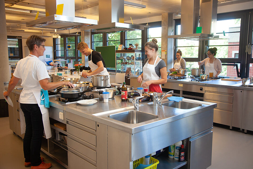 Students in the teaching kitchen at the Technische Universität Berlin